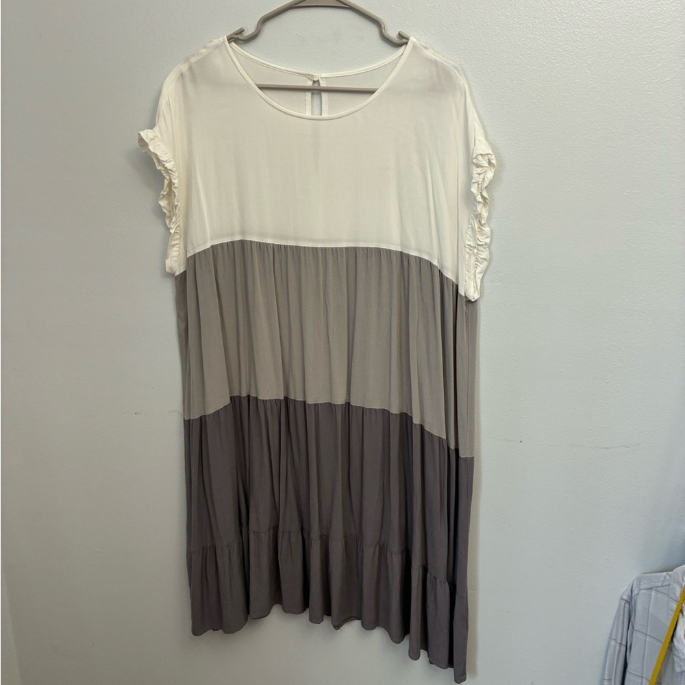 Tiered Colorblock Short Sleeve Dress in Cream and Gray